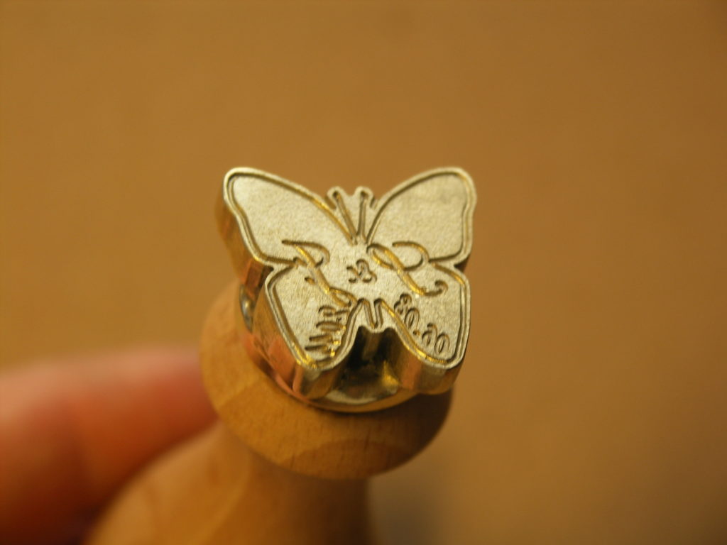 tampon à cire en forme de papillon à personnaliser en ligne sur www.sceaux-personnalises.com