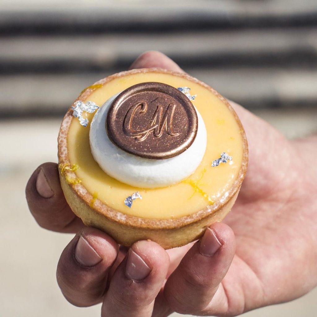 Clément Maineult utilise un de nos tampons pour signer ses patisseries